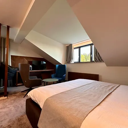 מלון Restaurant & Les Planets