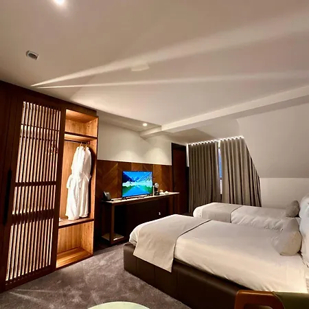 호텔 Restaurant & Les Planets